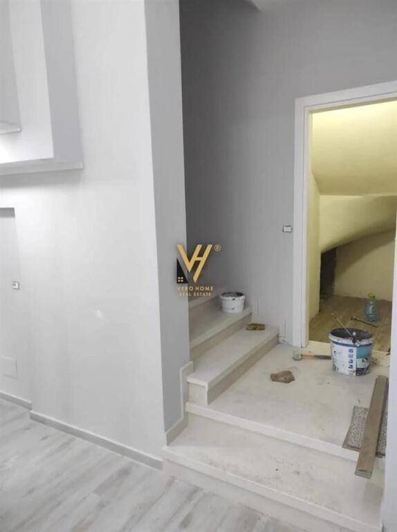 JEPET ZYRE 140 M2 ME QERA TE RR.HOXHA TAHSIM 130.000 LEKE
