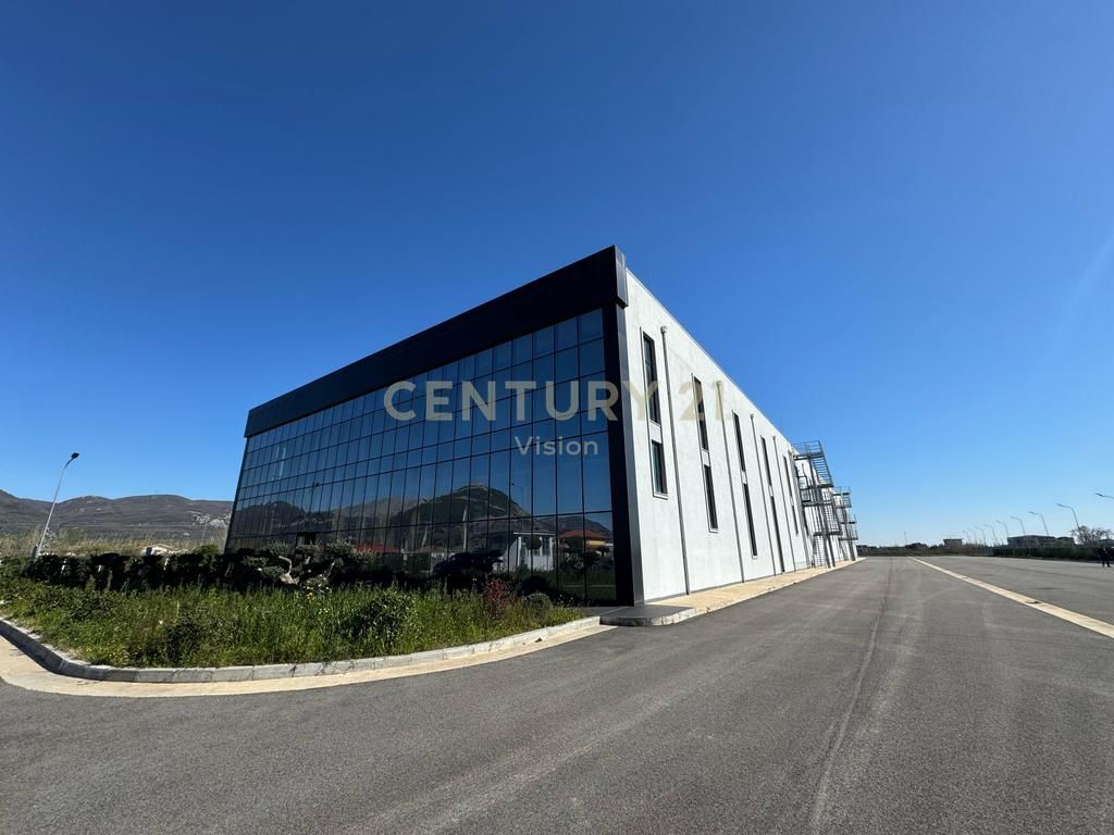 Ndertese 2- kateshe  Toke per shitje autostrada Lezhë - Lac 12200 m²