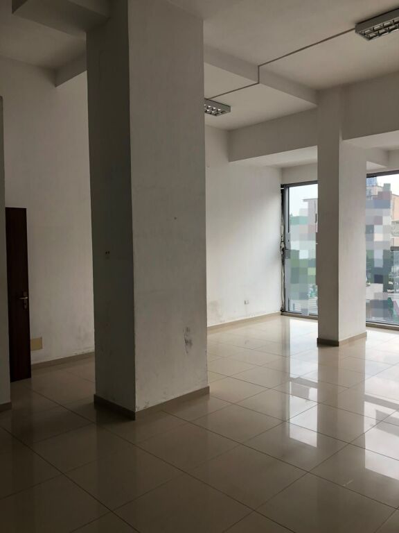 Jepet ambient biznesi me qera ne zonen e Pazarit te Ri prane Rruges Tefta Tashko ne Tirane  ID 5336