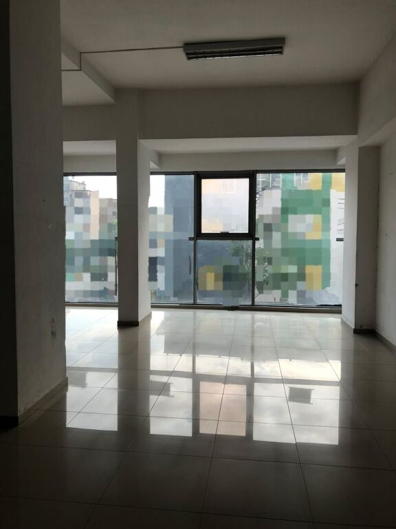 Jepet ambient biznesi me qera ne zonen e Pazarit te Ri prane Rruges Tefta Tashko ne Tirane  ID 5336