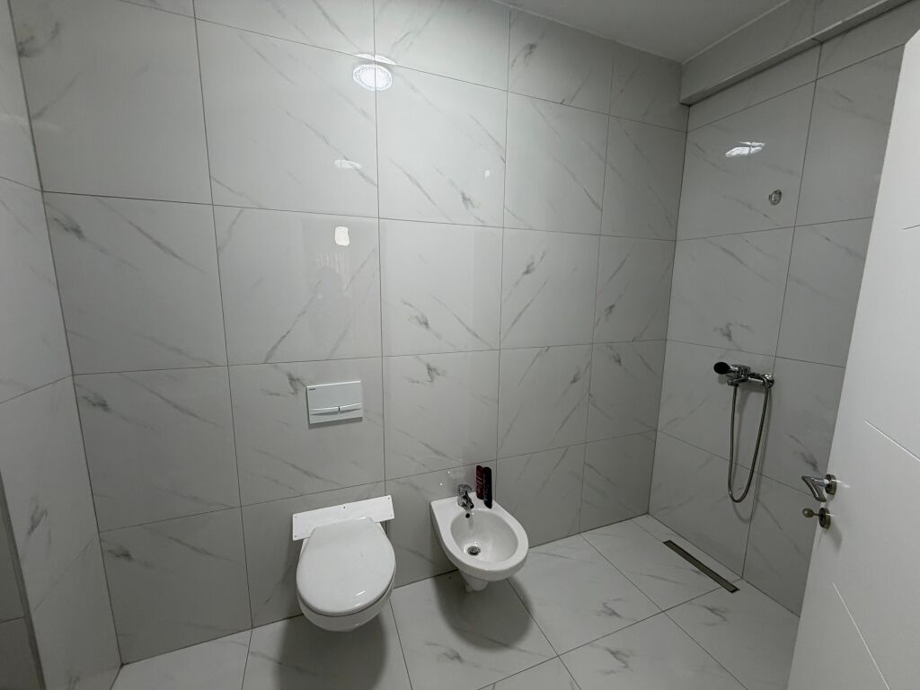 🏡 JEPET ME QIRA 📍Rruga Dritan hoxha kompleksi E88– APARTAMENT 2+1  ✨ I mobiluar 🏢 Kati 3 💰 Çmimi: 70,000 Lekë/muaj 🚗 Post parkimi i përfshirë në çmim  