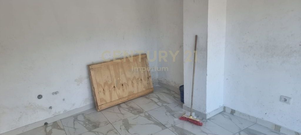 Business premises for rent 74 m² in Çabej Buildings!