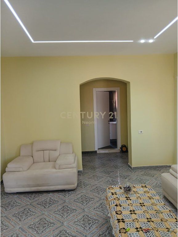 Jepet me Qira Apartament 3+1+Parkim i nje vile 2-katëshe, te Sheshi Shqiponja - 70000 ALL 700 € /Muaj
