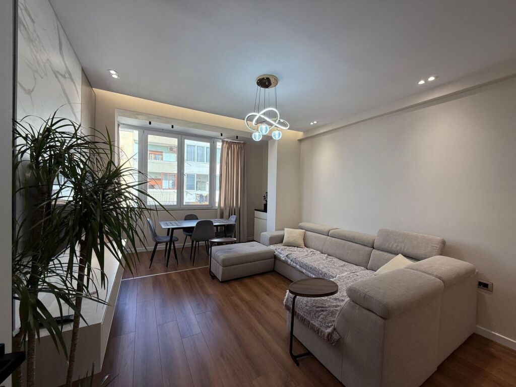 Shitet Apartament 1+1 ne Plazh