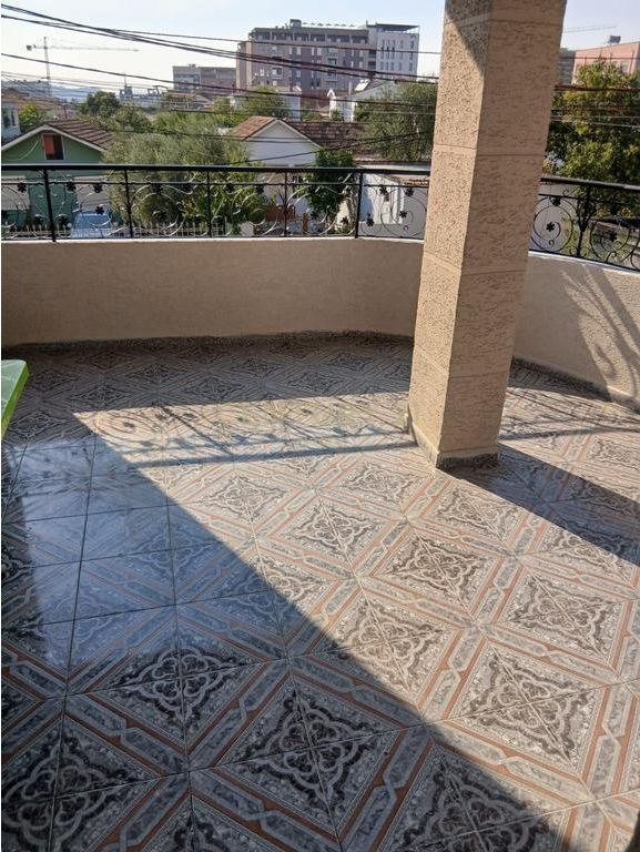 Jepet me Qira Apartament 3+1+Parkim i nje vile 2-katëshe, te Sheshi Shqiponja - 70000 ALL 700 € /Muaj