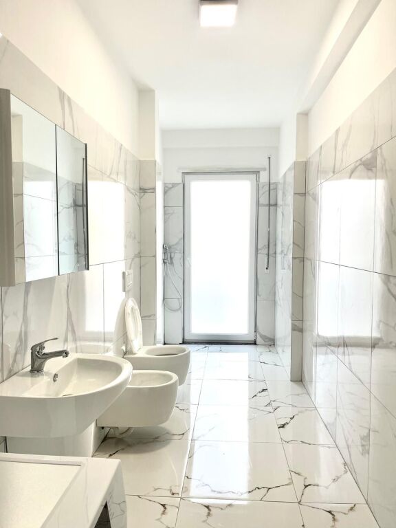 🏡 Apartament 1+1+Verandë me qera  📍Astir, Vila L   🏢 Kati 1  🛗 Me ashensor  📐 Sipërfaqja e apartamentit: 60m² Sipërfaqja e verandës: 40m² ➡️ Ndërtim i vitit 2023  🛋 Mobilim bashkëkohor   💰 Çmimi: 500€ / Muaj  📩