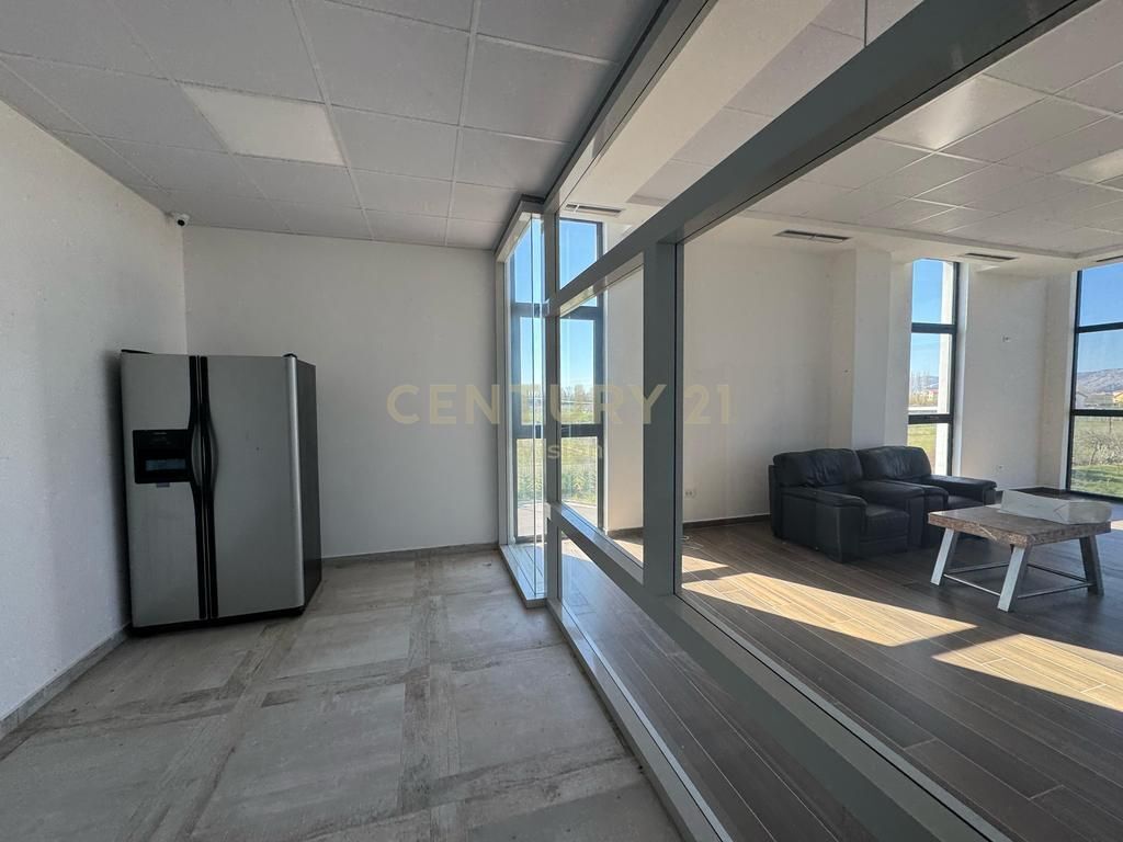 Ndertese 2- kateshe  Toke per shitje autostrada Lezhë - Lac 12200 m²