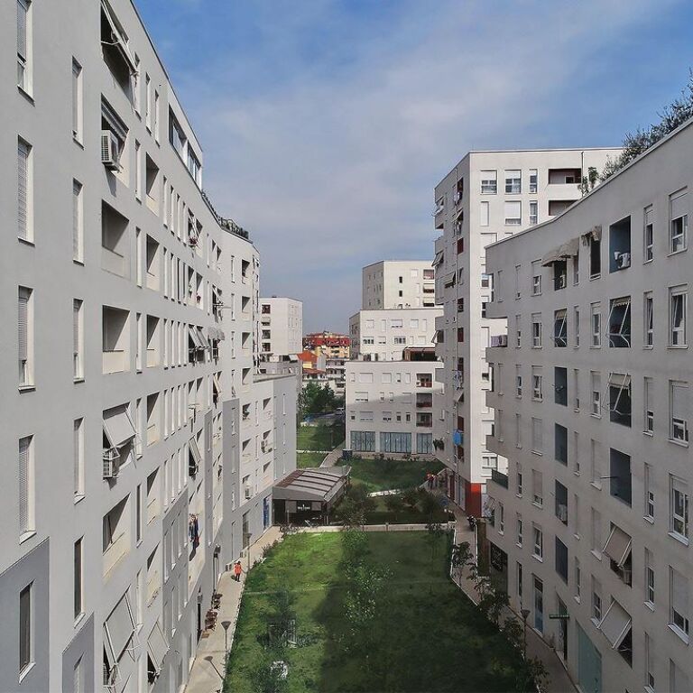 Kompleksi Magnet_21 Dhjetori_Kërkohet vajzë për bashkëndarje apartamenti 2+1, i ri dhe i mobiluar