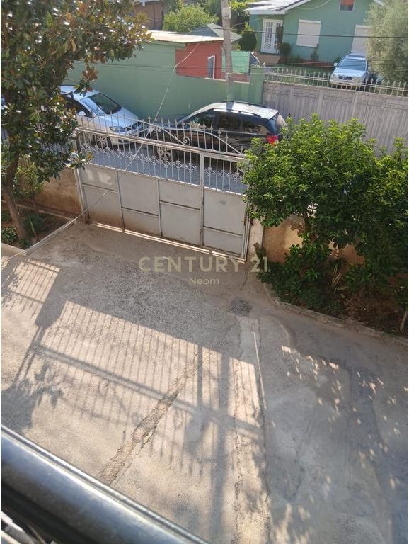 Jepet me Qira Apartament 3+1+Parkim i nje vile 2-katëshe, te Sheshi Shqiponja - 70000 ALL 700 € /Muaj