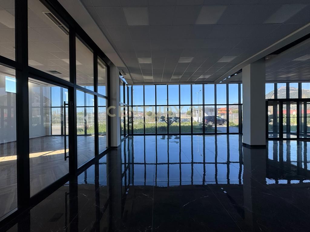 Ndertese 2- kateshe  Toke per shitje autostrada Lezhë - Lac 12200 m²