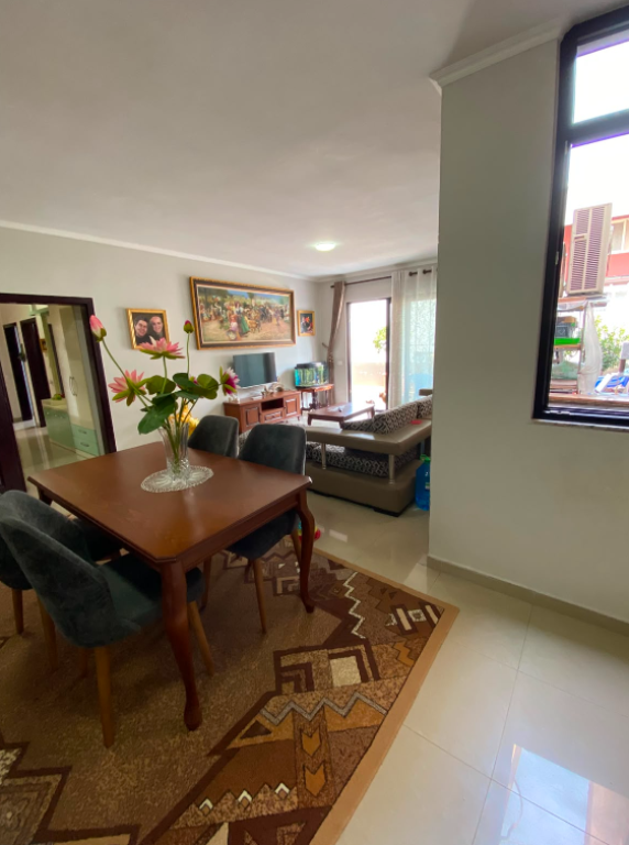 Appartamento 2+1+2 con Veranda in Vendita ad Astir, vicino al Bar Oksigjen