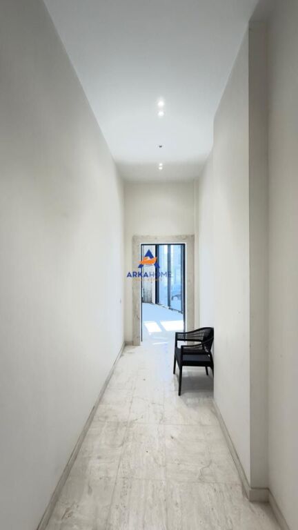 LOCALE COMMERCIALE IN AFFITTO 129 M2 " LAGO ASCIUTTO " 4000 EURO