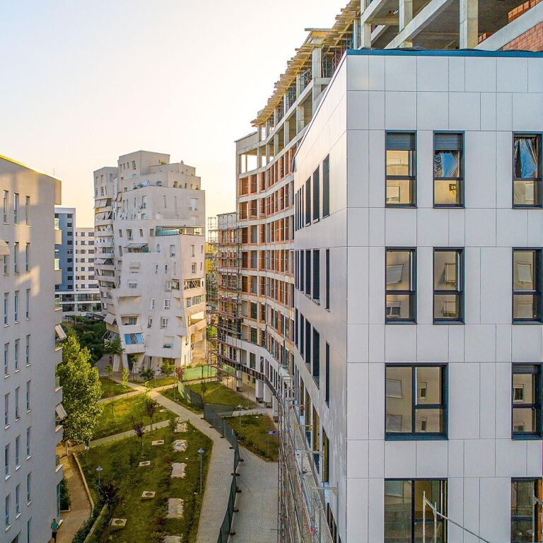 Kompleksi Magnet_21 Dhjetori_Kërkohet vajzë për bashkëndarje apartamenti 2+1, i ri dhe i mobiluar