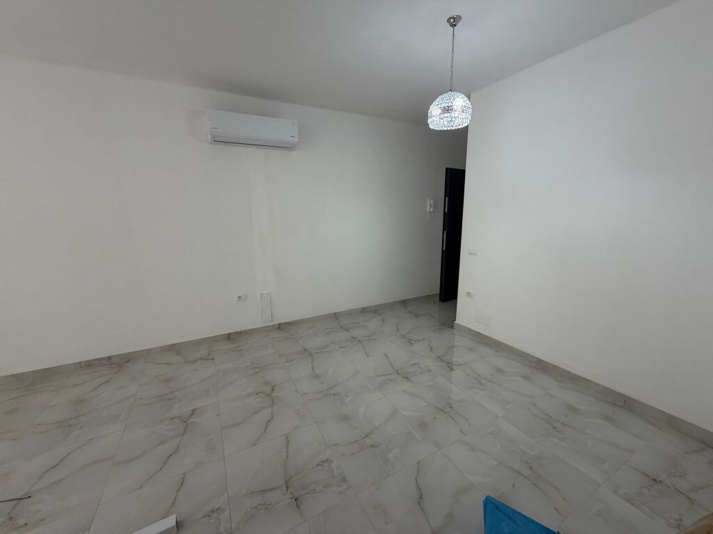 🏡 JEPET ME QIRA 📍Rruga Dritan hoxha kompleksi E88– APARTAMENT 2+1  ✨ I mobiluar 🏢 Kati 3 💰 Çmimi: 70,000 Lekë/muaj 🚗 Post parkimi i përfshirë në çmim  