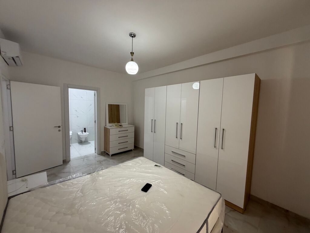 🏡 JEPET ME QIRA 📍Rruga Dritan hoxha kompleksi E88– APARTAMENT 2+1  ✨ I mobiluar 🏢 Kati 3 💰 Çmimi: 70,000 Lekë/muaj 🚗 Post parkimi i përfshirë në çmim  