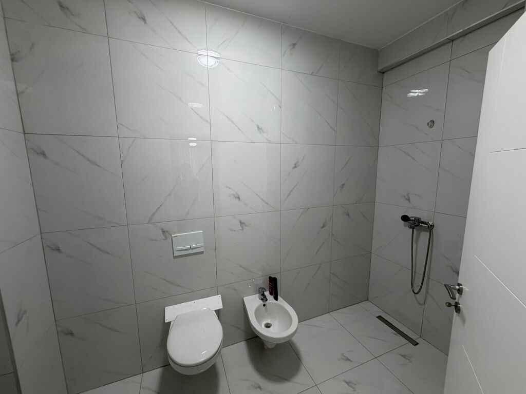 🏡 JEPET ME QIRA 📍Rruga Dritan hoxha kompleksi E88– APARTAMENT 2+1  ✨ I mobiluar 🏢 Kati 3 💰 Çmimi: 70,000 Lekë/muaj 🚗 Post parkimi i përfshirë në çmim  