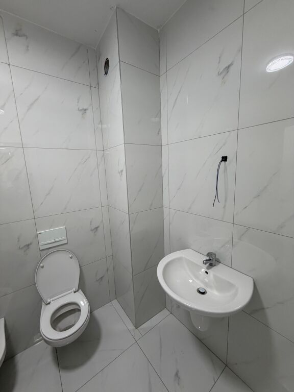 🏡 JEPET ME QIRA 📍Rruga Dritan hoxha kompleksi E88– APARTAMENT 2+1  ✨ I mobiluar 🏢 Kati 3 💰 Çmimi: 70,000 Lekë/muaj 🚗 Post parkimi i përfshirë në çmim  