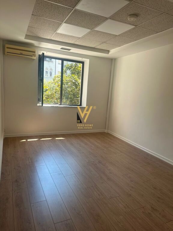 OFFICE 120 M2 FOR RENT AT BLV.ZOGU I PARE 1,300 EURO