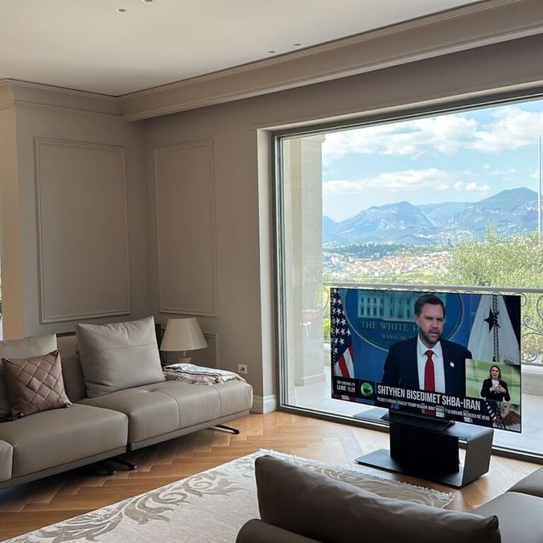 🏡 JEPET ME QIRA VILË LUKSOZE ME PISHINË – PRANË TEG