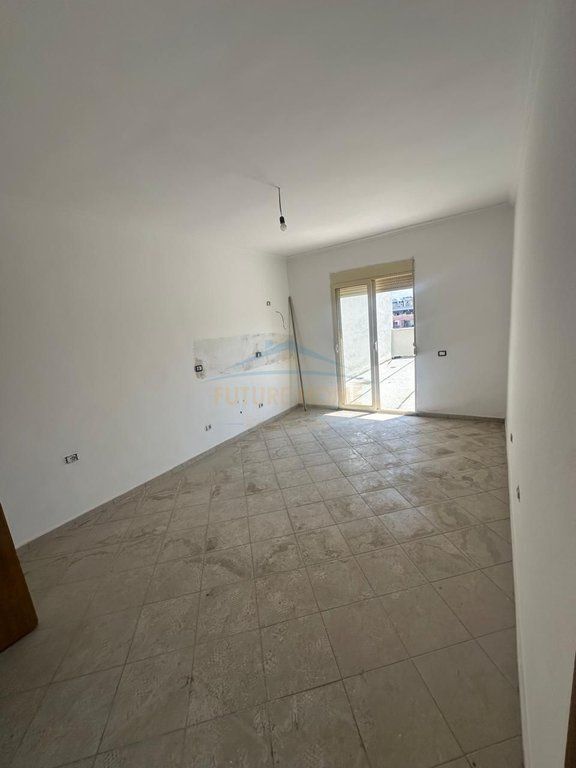 Shitet, Apartament 2+1+Verandë, Unaza e Re