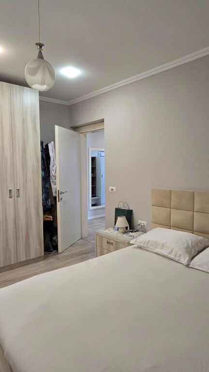 Shitet apartament 2+1 tek Rruga Irfan Tomini , Selite , Blloku i Vilave Selite , Pallati me Shigjeta .