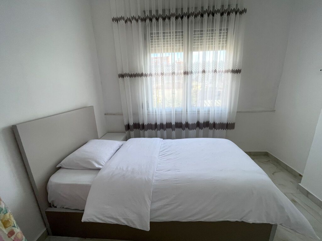 Jepet me qera 2+1 mobiluar astir te Marinaj 50000 lek