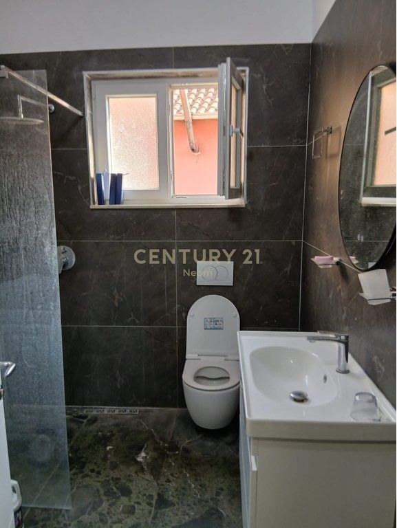 Jepet me Qira Apartament 3+1+Parkim i nje vile 2-katëshe, te Sheshi Shqiponja - 70000 ALL 700 € /Muaj