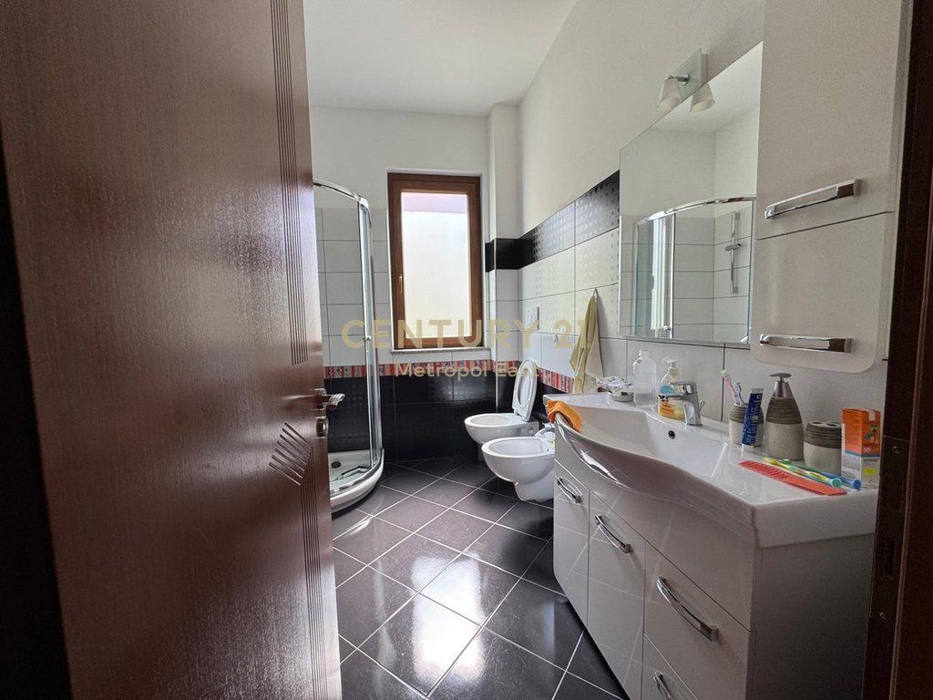 Jepet me Qira Apartament 3+1+2 + parkim pranë Kopshtit Zoologjik
