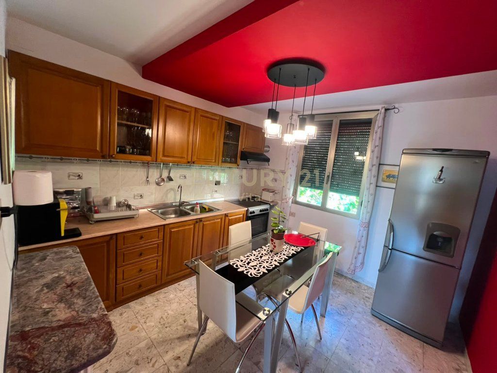 VILLA SU DUE PIANI IN VENDITA A DURRES!!