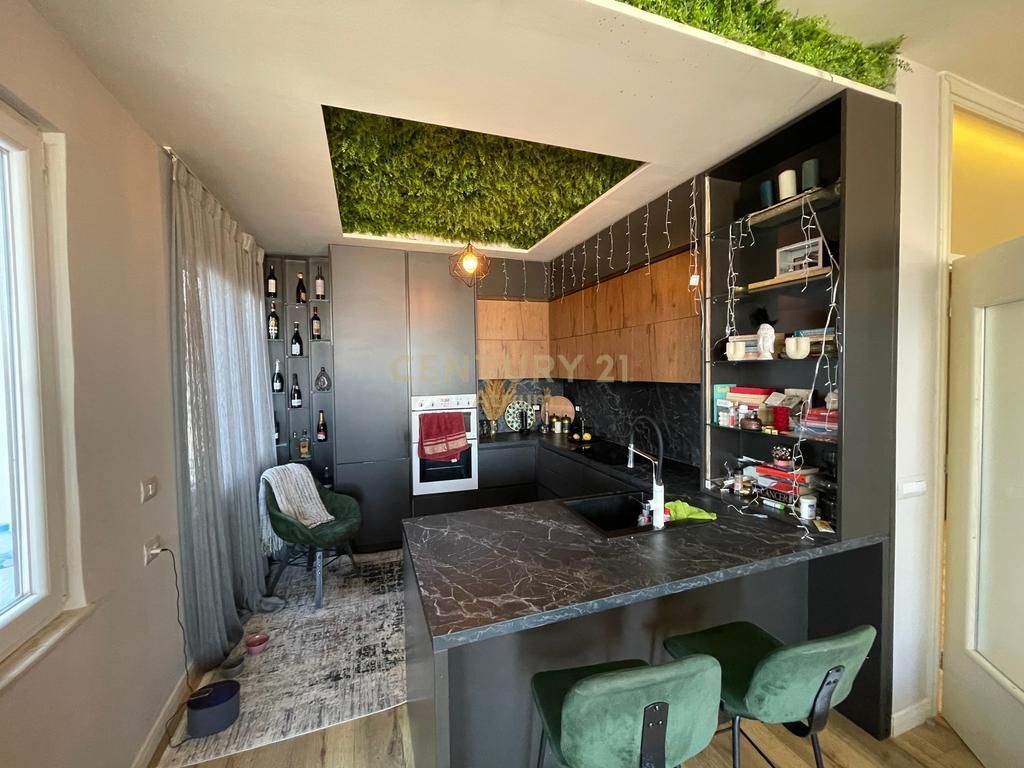 Apartament 2+1+2 per shitje prane Kopshtit Botanik