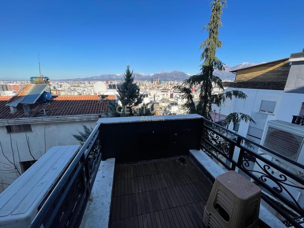 Apartament 2+1+2 per shitje prane Kopshtit Botanik