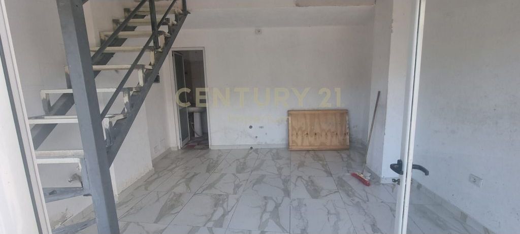 Business premises for rent 74 m² in Çabej Buildings!