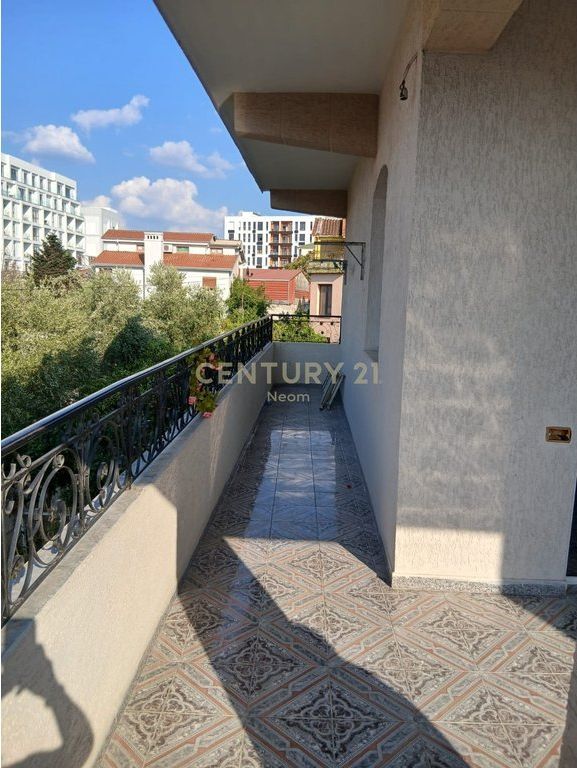 Jepet me Qira Apartament 3+1+Parkim i nje vile 2-katëshe, te Sheshi Shqiponja - 70000 ALL 700 € /Muaj