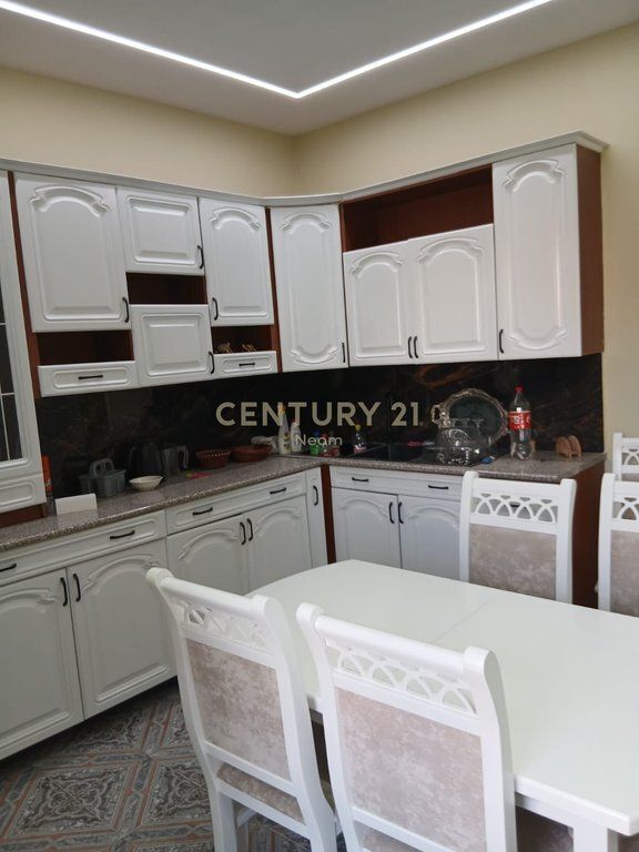 Jepet me Qira Apartament 3+1+Parkim i nje vile 2-katëshe, te Sheshi Shqiponja - 70000 ALL 700 € /Muaj