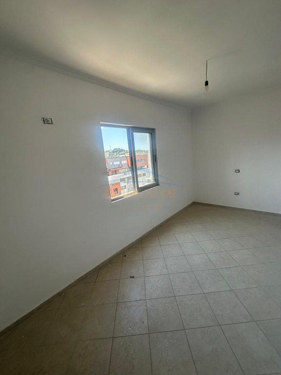 Shitet, Apartament 2+1+Verandë, Unaza e Re