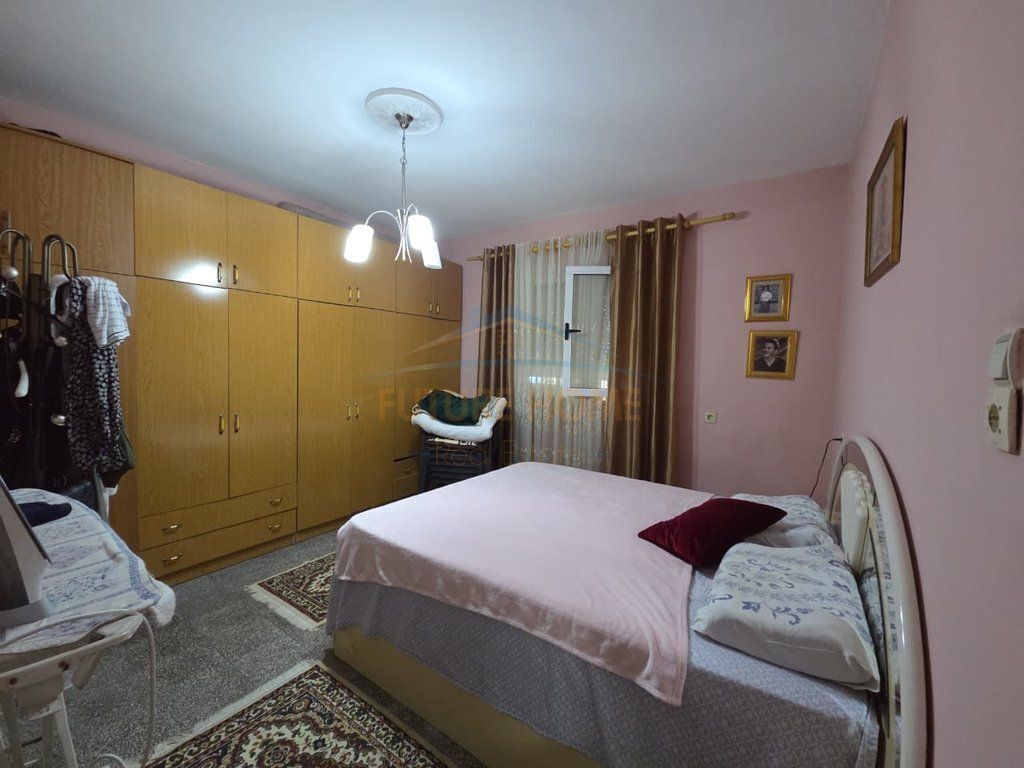 Shitje, Shtepi Private, Bulevardi Bajram Curri
