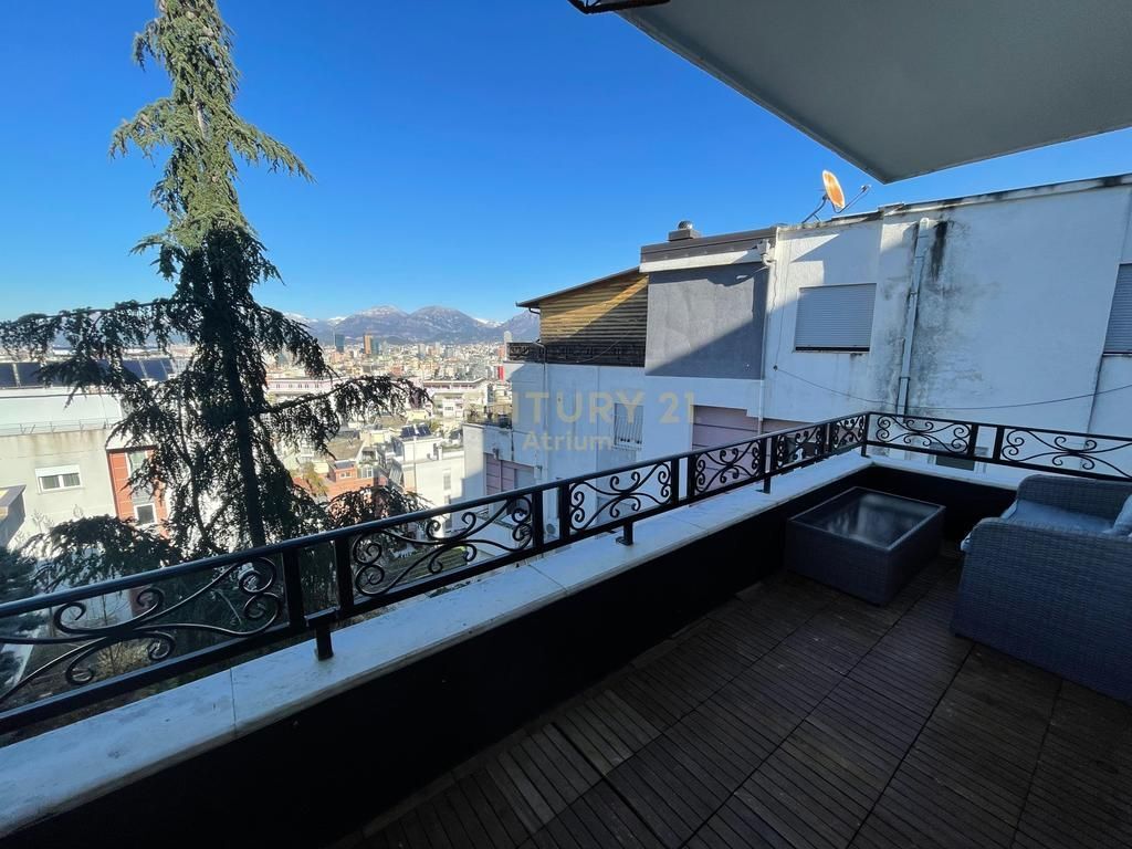 Apartament 2+1+2 per shitje prane Kopshtit Botanik