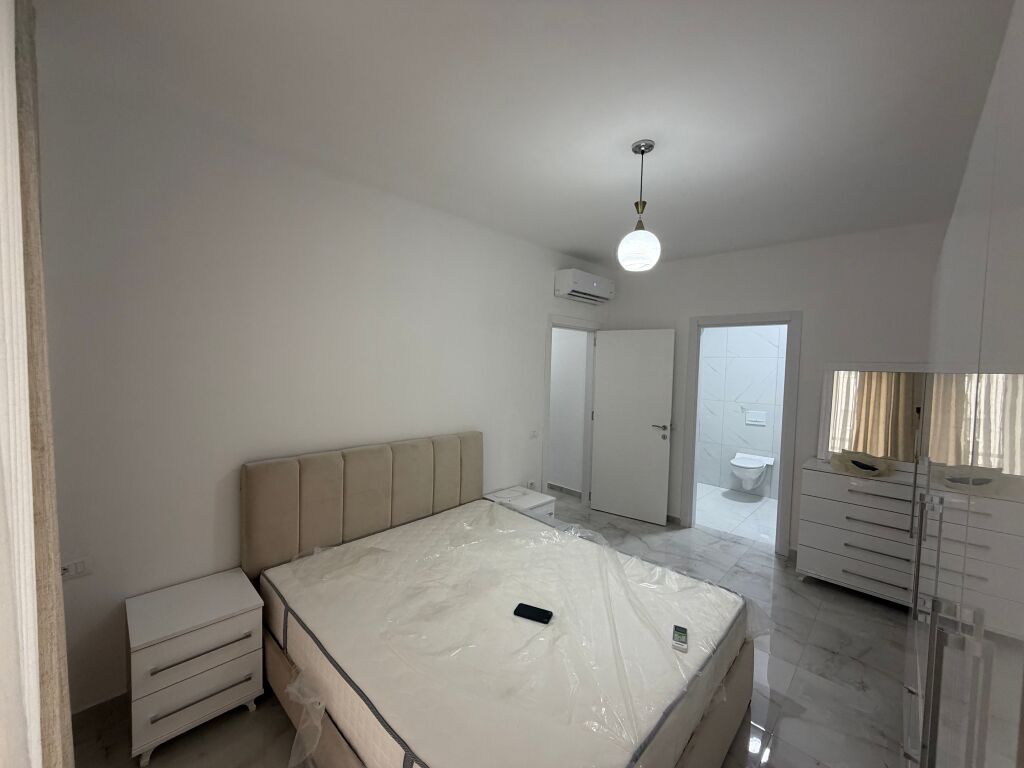 🏡 JEPET ME QIRA 📍Rruga Dritan hoxha kompleksi E88– APARTAMENT 2+1  ✨ I mobiluar 🏢 Kati 3 💰 Çmimi: 70,000 Lekë/muaj 🚗 Post parkimi i përfshirë në çmim  