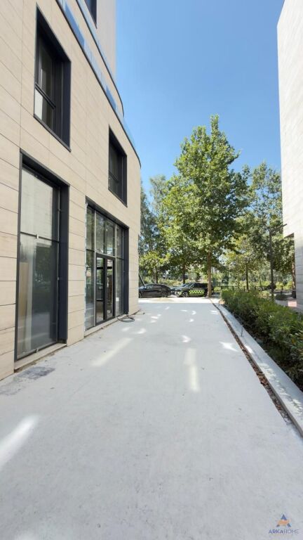 LOCALE COMMERCIALE IN AFFITTO 129 M2 " LAGO ASCIUTTO " 4000 EURO
