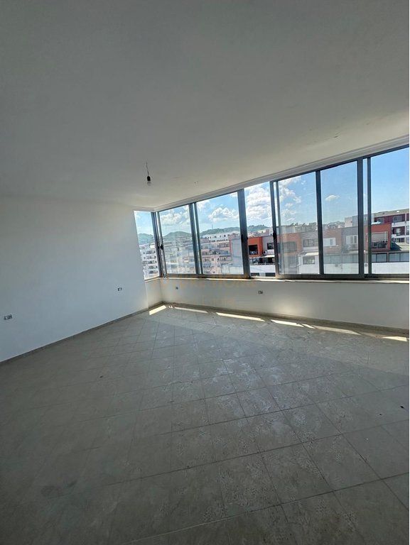 Shitet, Apartament 2+1+Verandë, Unaza e Re
