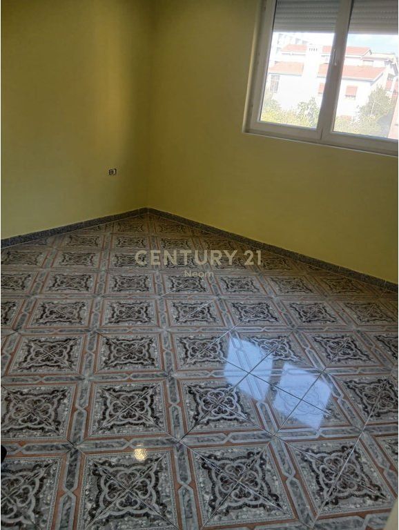 Jepet me Qira Apartament 3+1+Parkim i nje vile 2-katëshe, te Sheshi Shqiponja - 70000 ALL 700 € /Muaj