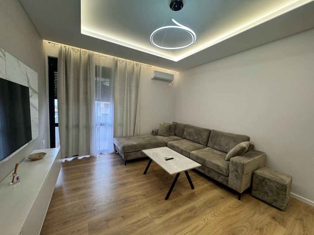 Affitto, Appartamento 2+1, 3° piano, palazzo con ascensore, Arredato, arredamento moderno, Prezzo 900€ Di fronte a Delijorgji vicino alla Pasticceria Nela