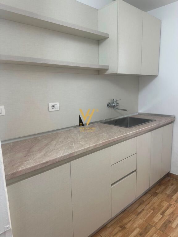 OFFICE 120 M2 FOR RENT AT BLV.ZOGU I PARE 1,300 EURO
