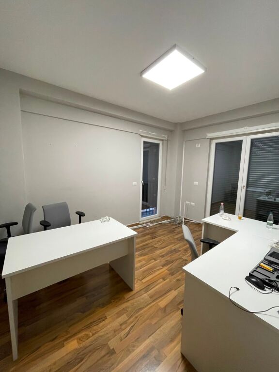 Ufficio+ 2 Posti Auto in Affitto a 21 Dhjetori Tirane