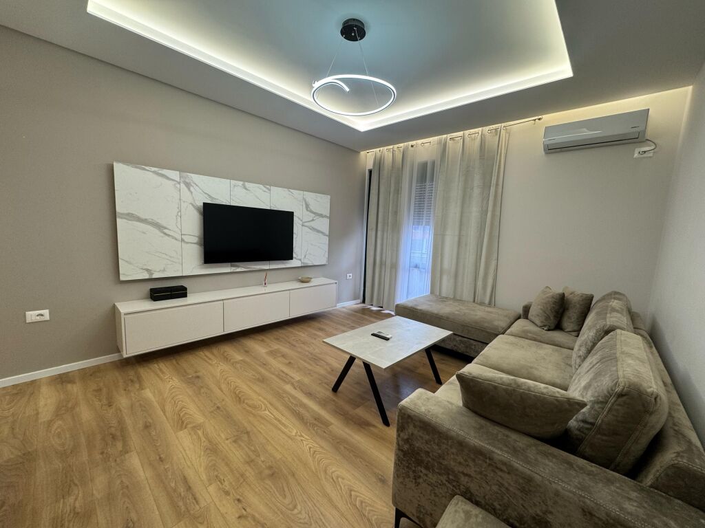 Affitto, Appartamento 2+1, 3° piano, palazzo con ascensore, Arredato, arredamento moderno, Prezzo 900€ Di fronte a Delijorgji vicino alla Pasticceria Nela
