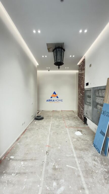 LOCALE COMMERCIALE IN AFFITTO 129 M2 " LAGO ASCIUTTO " 4000 EURO