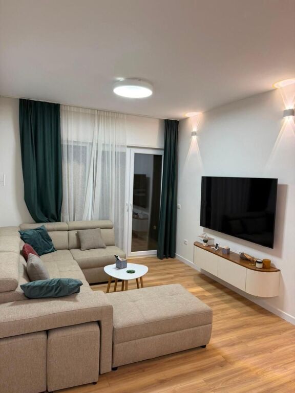 🏢A pochi minuti dal Nuovo Bazaar, si affitta un appartamento 1+1 arredato. 78.000 Leke (Lordo)