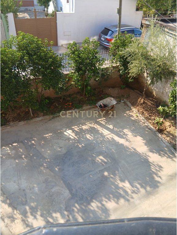 Jepet me Qira Apartament 3+1+Parkim i nje vile 2-katëshe, te Sheshi Shqiponja - 70000 ALL 700 € /Muaj