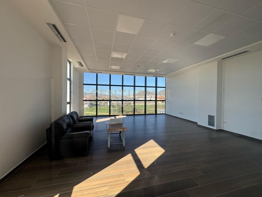Ndertese 2- kateshe  Toke per shitje autostrada Lezhë - Lac 12200 m²