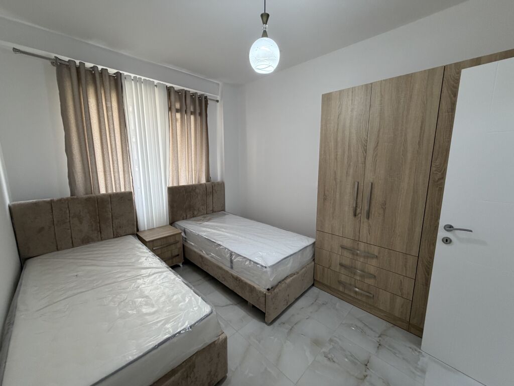 🏡 JEPET ME QIRA 📍Rruga Dritan hoxha kompleksi E88– APARTAMENT 2+1  ✨ I mobiluar 🏢 Kati 3 💰 Çmimi: 70,000 Lekë/muaj 🚗 Post parkimi i përfshirë në çmim  
